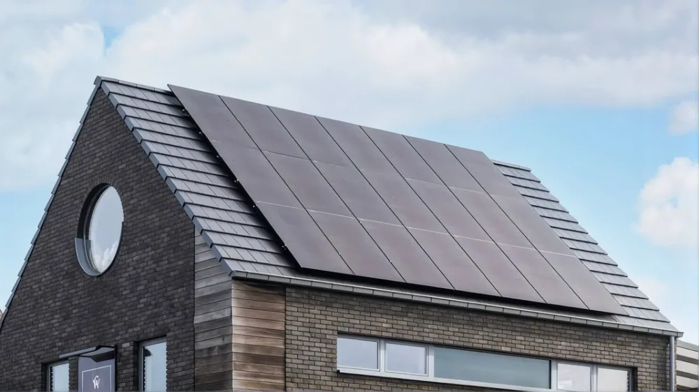 Zonnepanelen op een dak